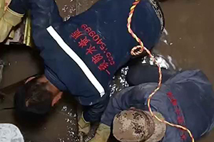 成都电梯井堵漏施工视频